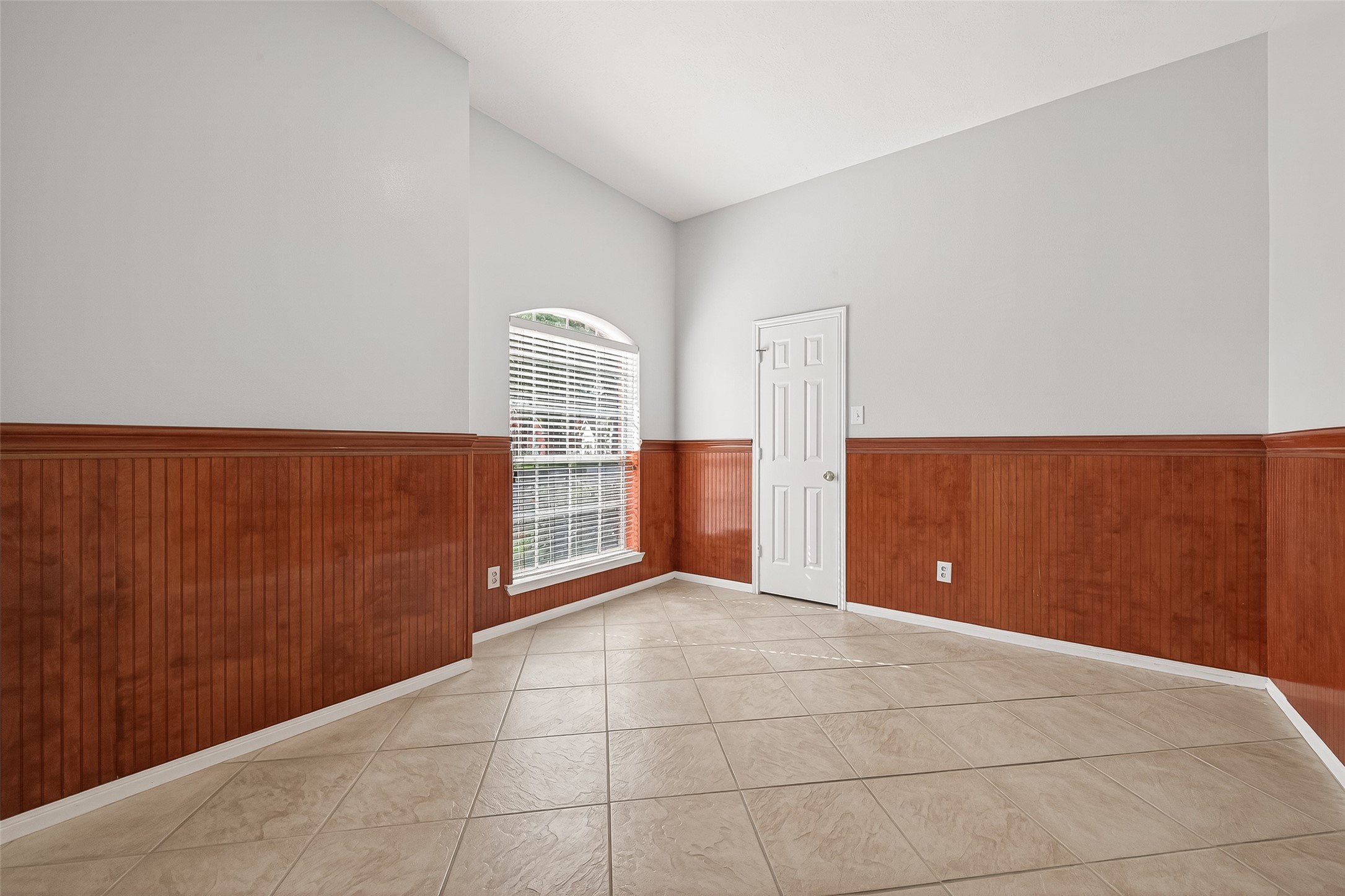 20839 Rivershire Lane Houston, TX 77073 - Photo 7 of 50 a view of an empty room with a window