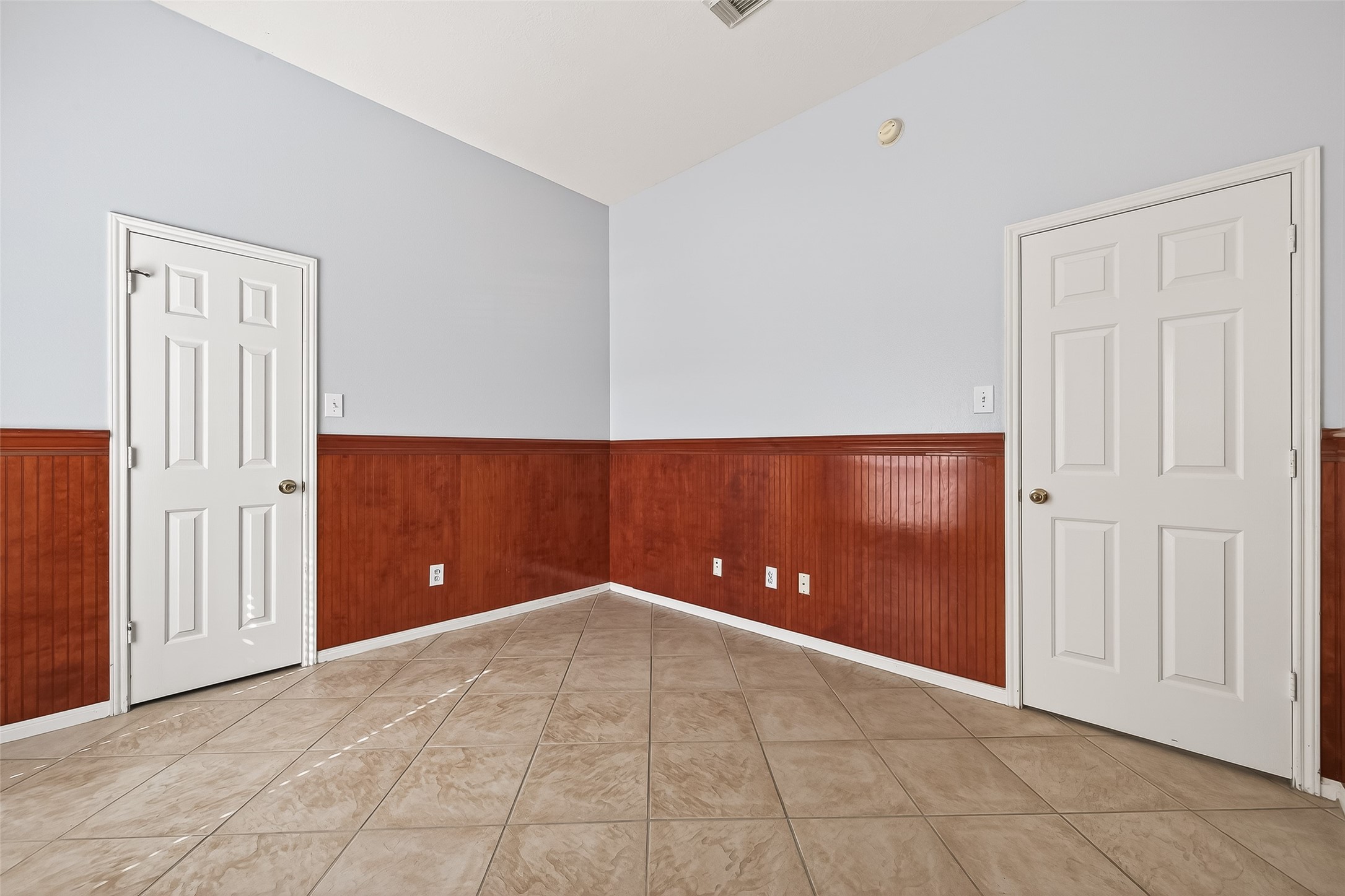20839 Rivershire Lane Houston, TX 77073 - Photo 8 of 50 an empty room with closet and mirror