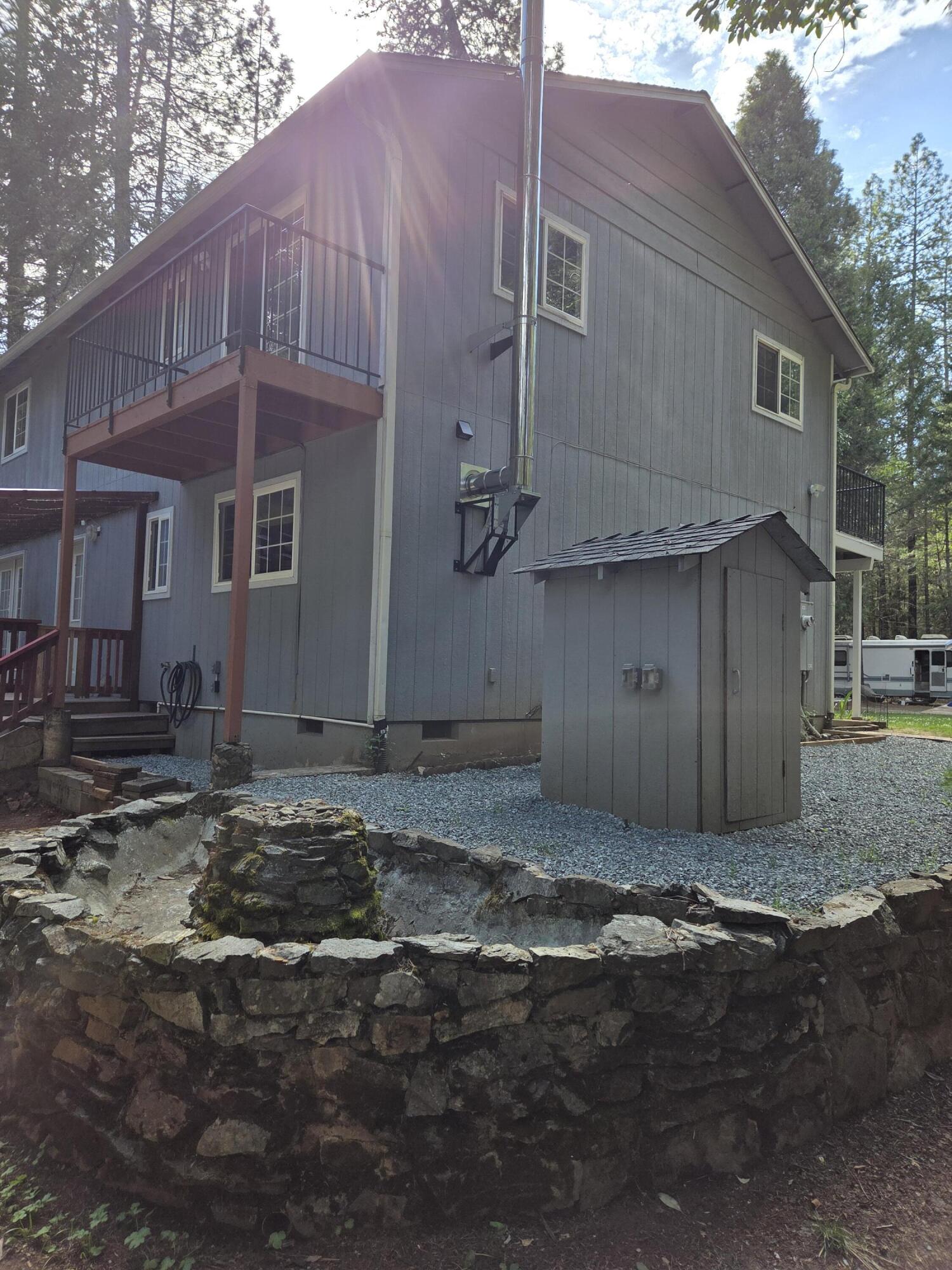 3760 Pleasant Creek Road Rogue River, OR 97537 - Photo 23 of 36 a backyard of a house