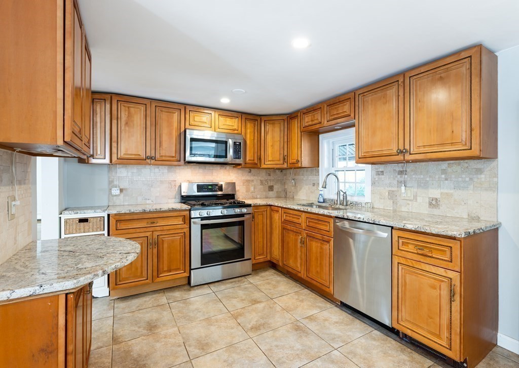 42 Hickory Road Norwood, MA 02062 - Photo 7 of 42 Gallery Image 7