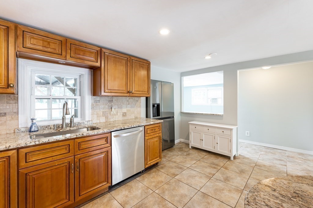 42 Hickory Road Norwood, MA 02062 - Photo 9 of 42 Gallery Image 9