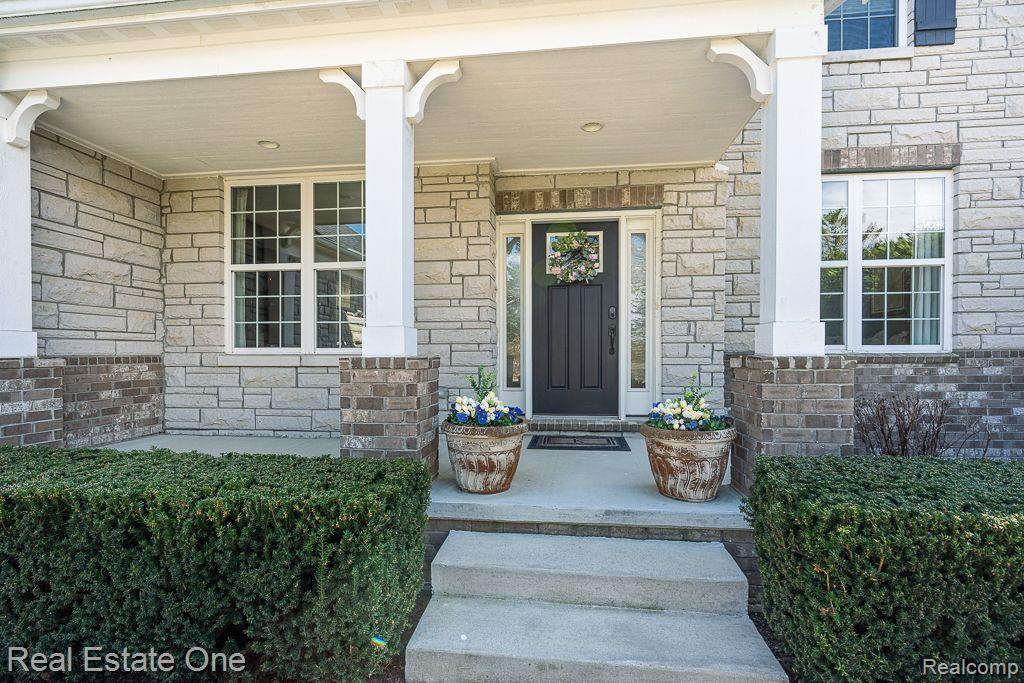 2098 Logan Drive Rochester, MI 48309 - Photo 2 of 36