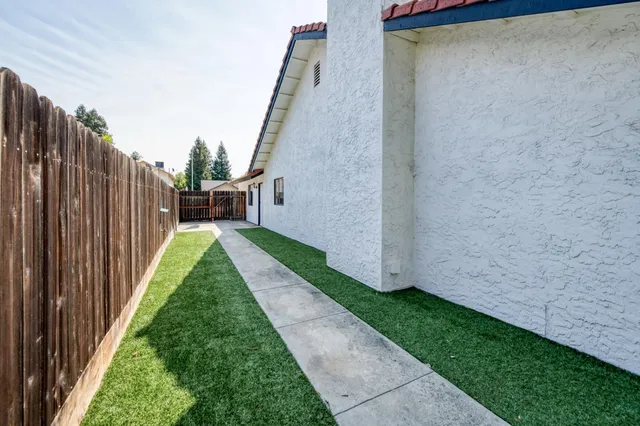 a view of a backyard with pathway