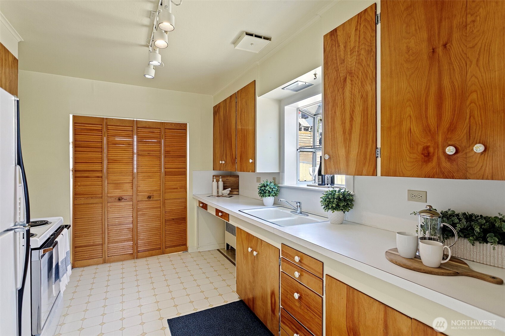 4812 Southwest Stevens Street Seattle, WA 98116 - Photo 11 of 28