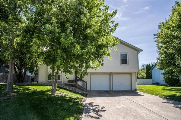 $325,000 | 305 Pinetree Drive, Greenwood, MO 64034