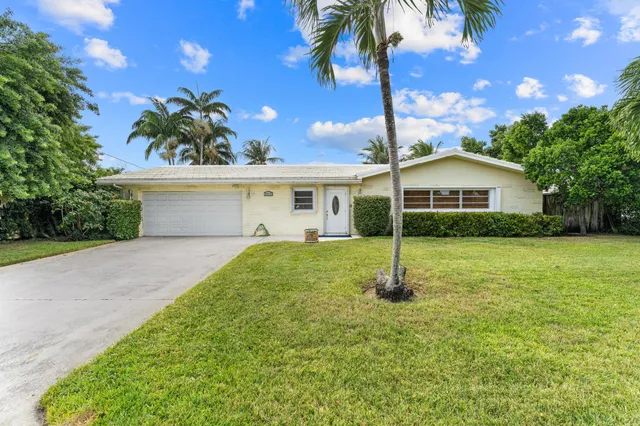 $875,000 | 8415 Pine Tree Lane, Lake Clarke Shores, FL 33406