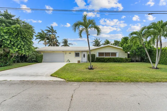 $875,000 | 8415 Pine Tree Lane, Lake Clarke Shores, FL 33406