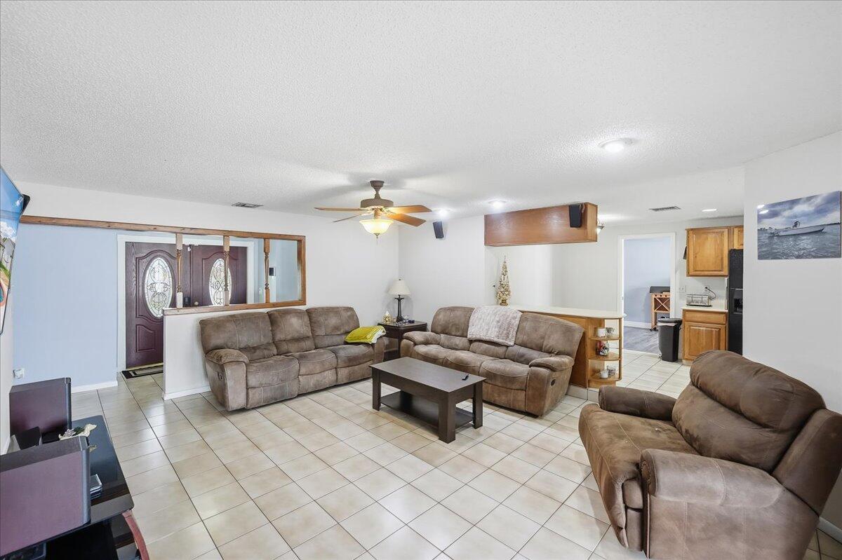 8301 Southwest 27th Place Davie, FL 33328 - Photo 7 of 41 10-DSC2393