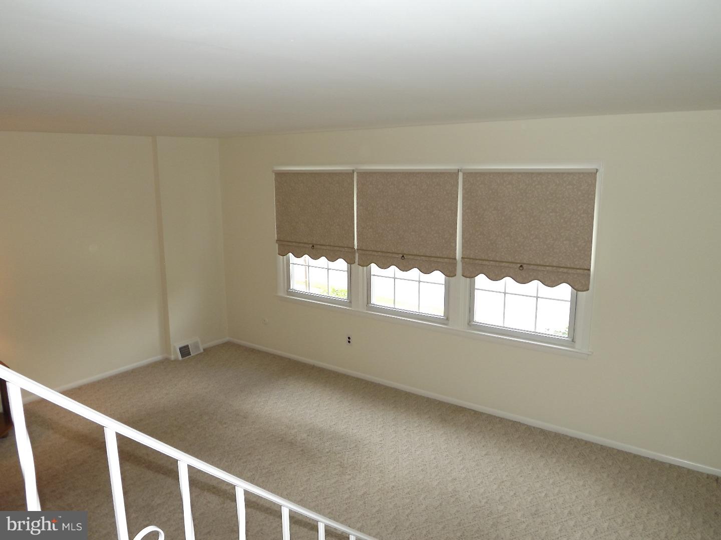15093 London Road Philadelphia, PA 19116 - Photo 8 of 24 Living Room