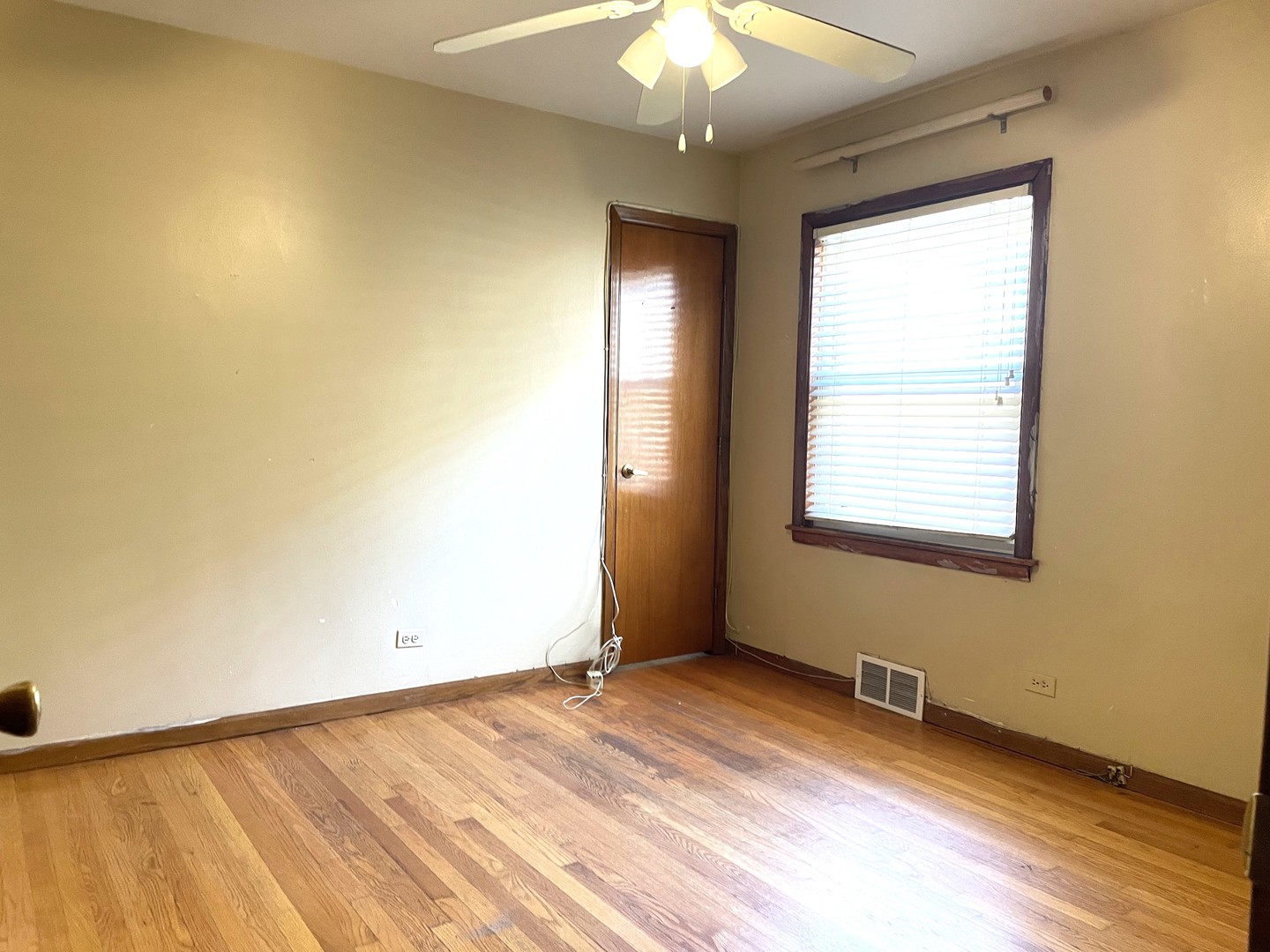 3909 West 71st Street Chicago, IL 60629 - Photo 5 of 16 an empty room with a window