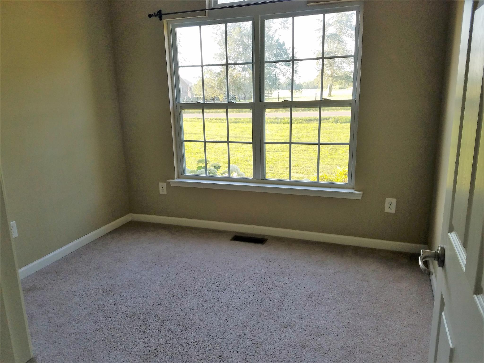 469 Crescent Road Murfreesboro, TN 37128 - Photo 8 of 11 an empty room with a window