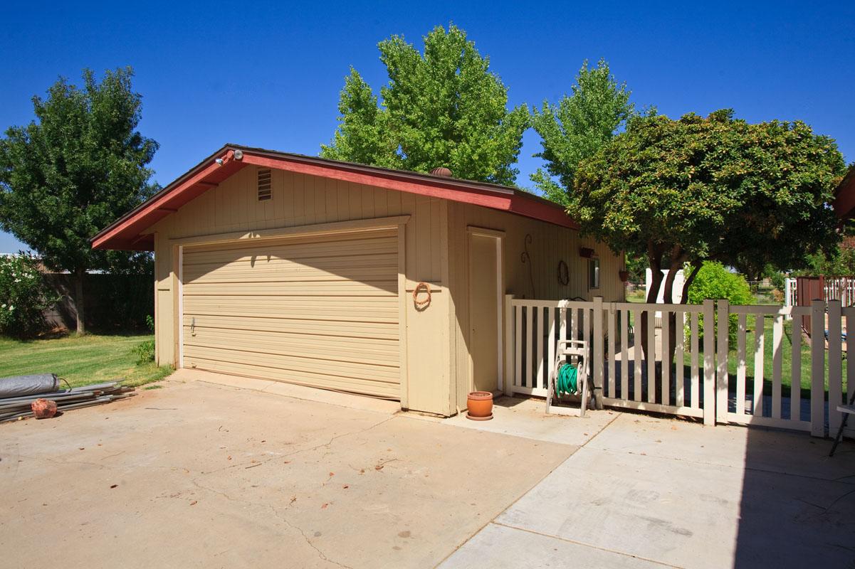 3086 East Campbell Road Gilbert, AZ 85234 - Photo 2 of 11 Garage