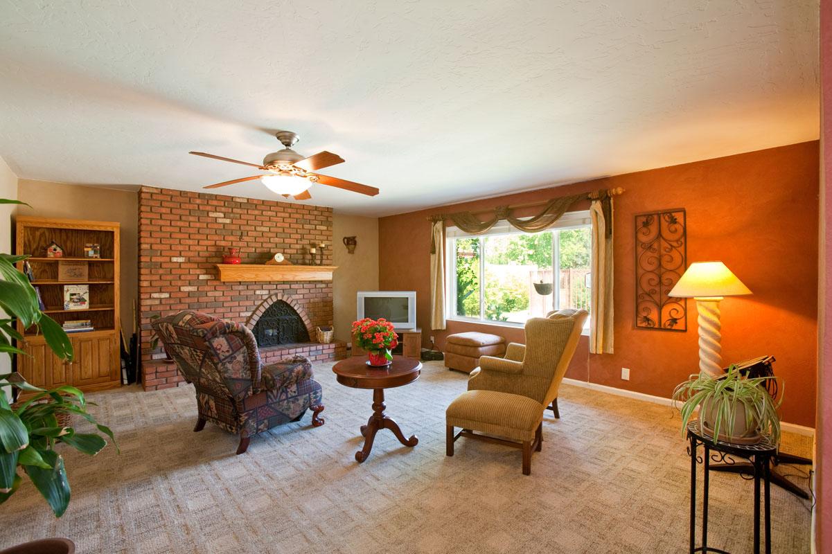 3086 East Campbell Road Gilbert, AZ 85234 - Photo 6 of 11 Family Room