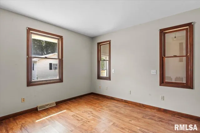 $174,900 | 323 North Dye Street, Virden, IL 62690