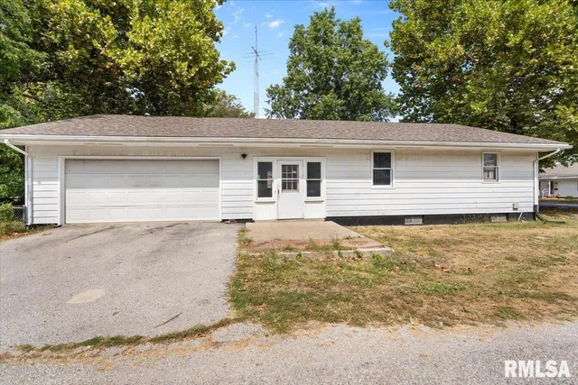 $179,900 | 323 North Dye Street, Virden, IL 62690