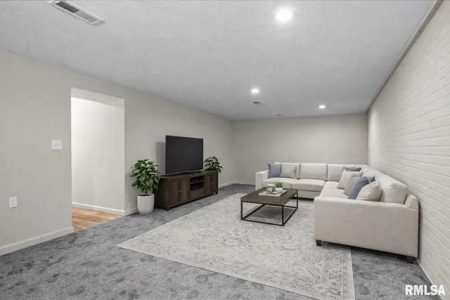 $174,900 | 323 North Dye Street, Virden, IL 62690