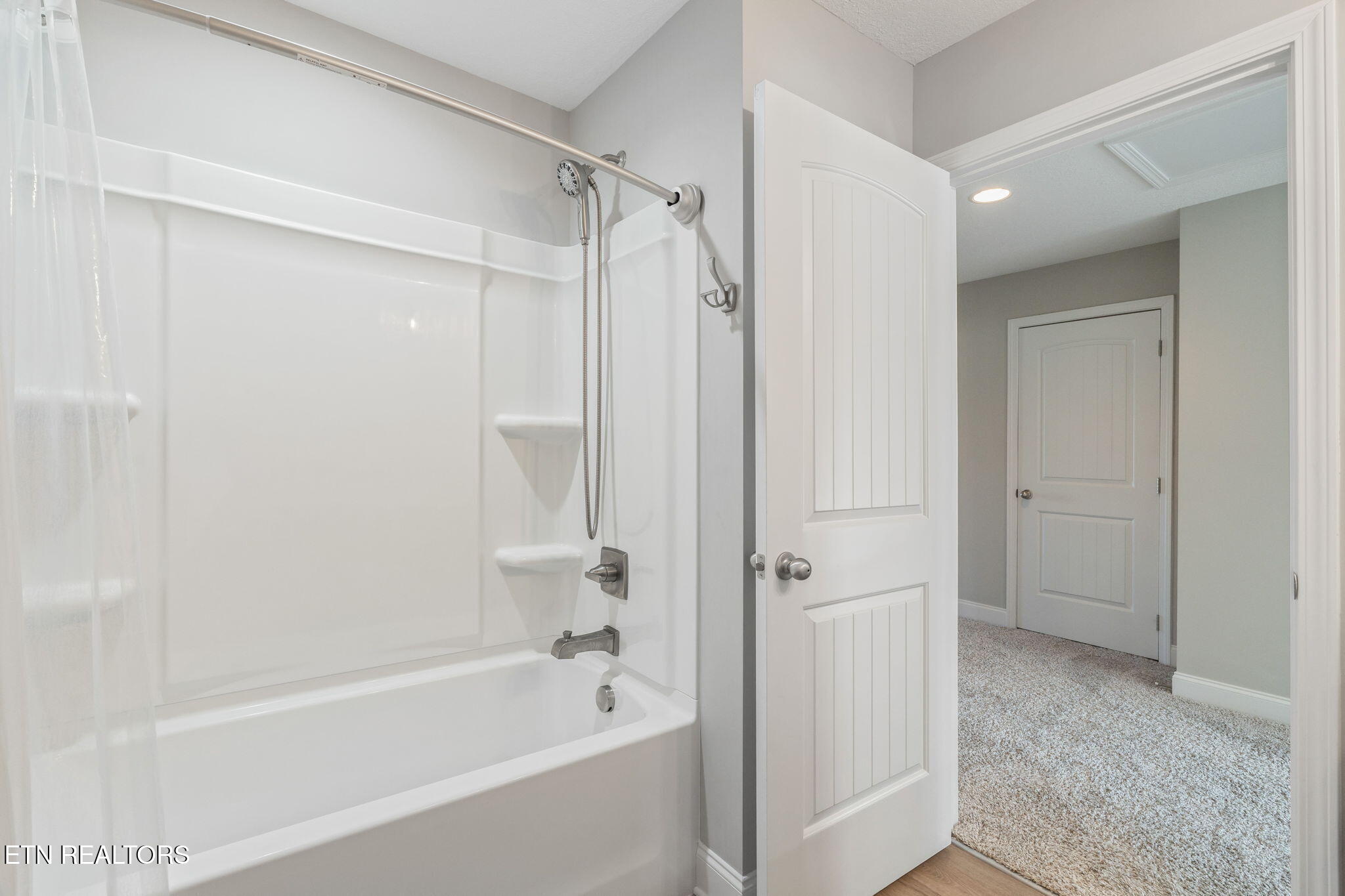 256 Broadberry Avenue Oak Ridge, TN 37830 - Photo 23 of 42 Hall Bathroom
