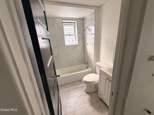 $1,200 | 21-23 Jackson Street, Amsterdam, NY 12010