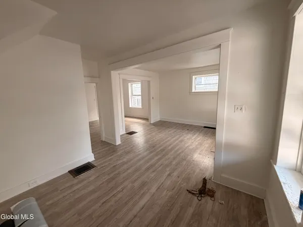 $1,300 | 21-23 Jackson Street, Amsterdam, NY 12010