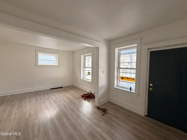 $1,300 | 21-23 Jackson Street, Amsterdam, NY 12010