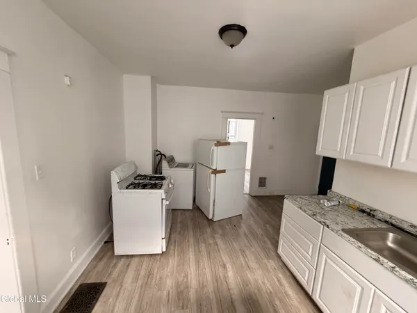 $1,300 | 21-23 Jackson Street, Amsterdam, NY 12010