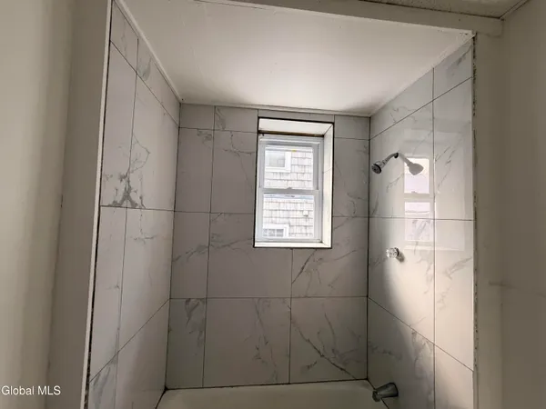 $1,300 | 21-23 Jackson Street, Amsterdam, NY 12010