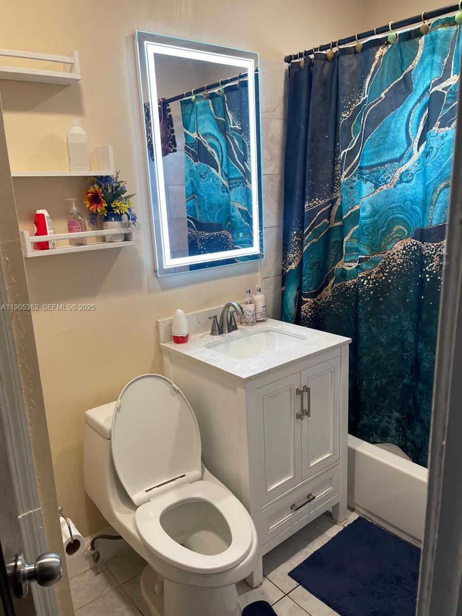 665 Northwest 153rd Street Miami, FL 33169 - Photo 9 of 28 a bathroom with a toilet a sink and tub