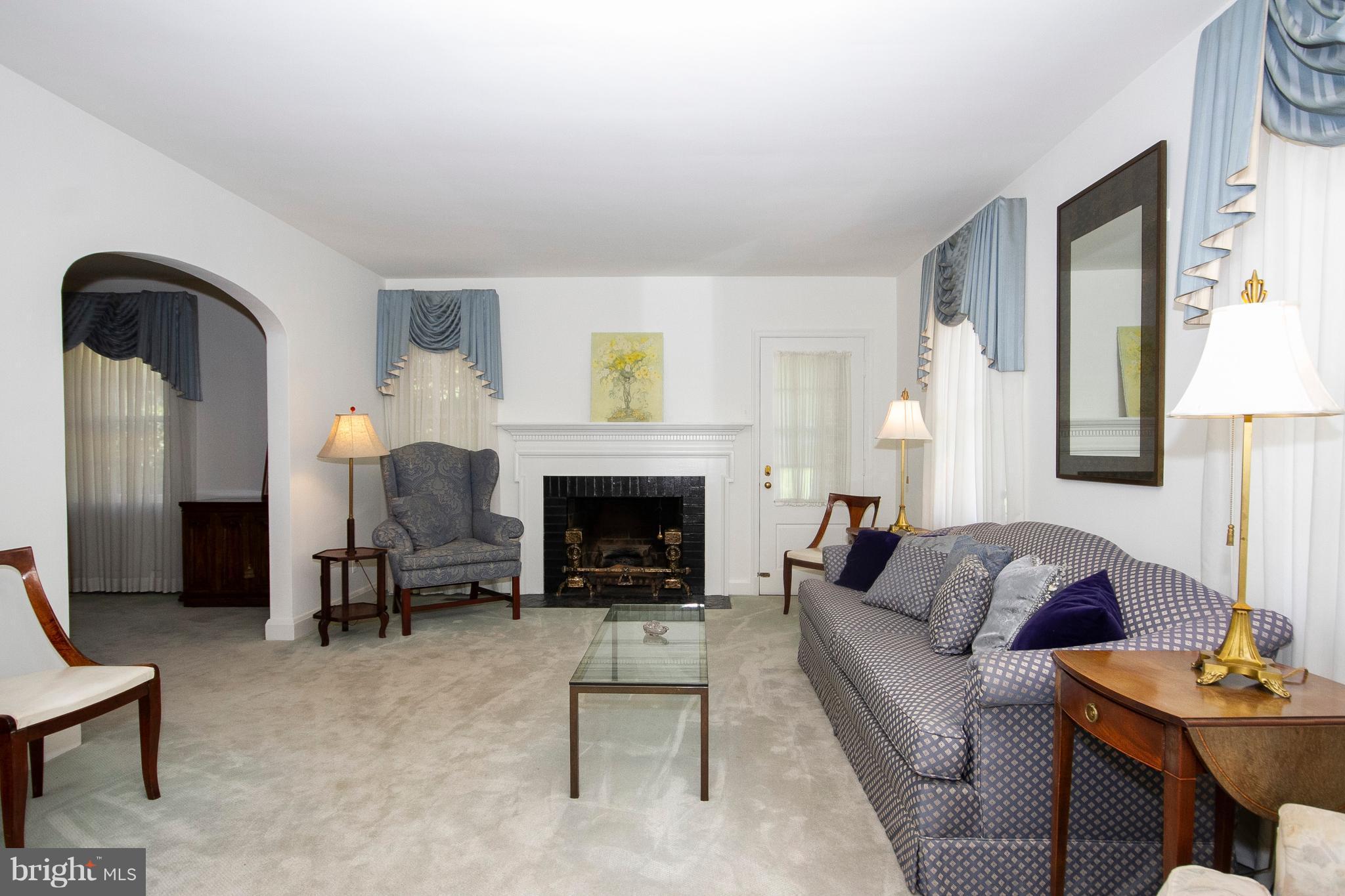607 Sussex Road Baltimore, MD 21286 - Photo 4 of 25 Living Room