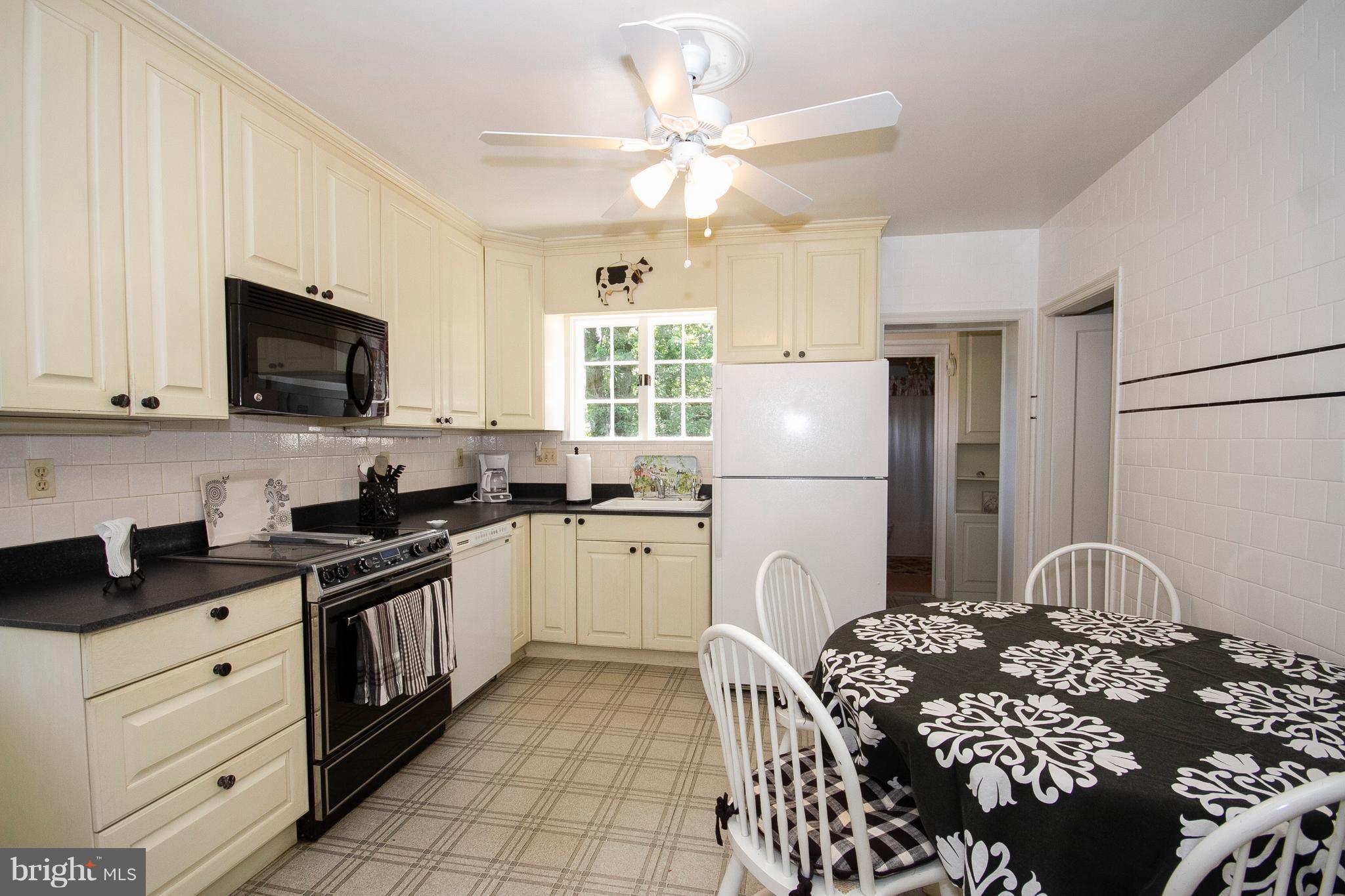 607 Sussex Road Baltimore, MD 21286 - Photo 8 of 25 Kitchen