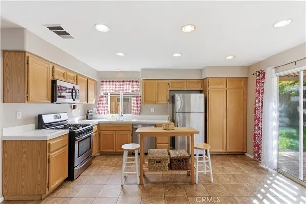 $725,000 | 922 Naples Drive, Corona, CA 92882