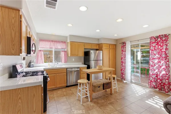 $725,000 | 922 Naples Drive, Corona, CA 92882