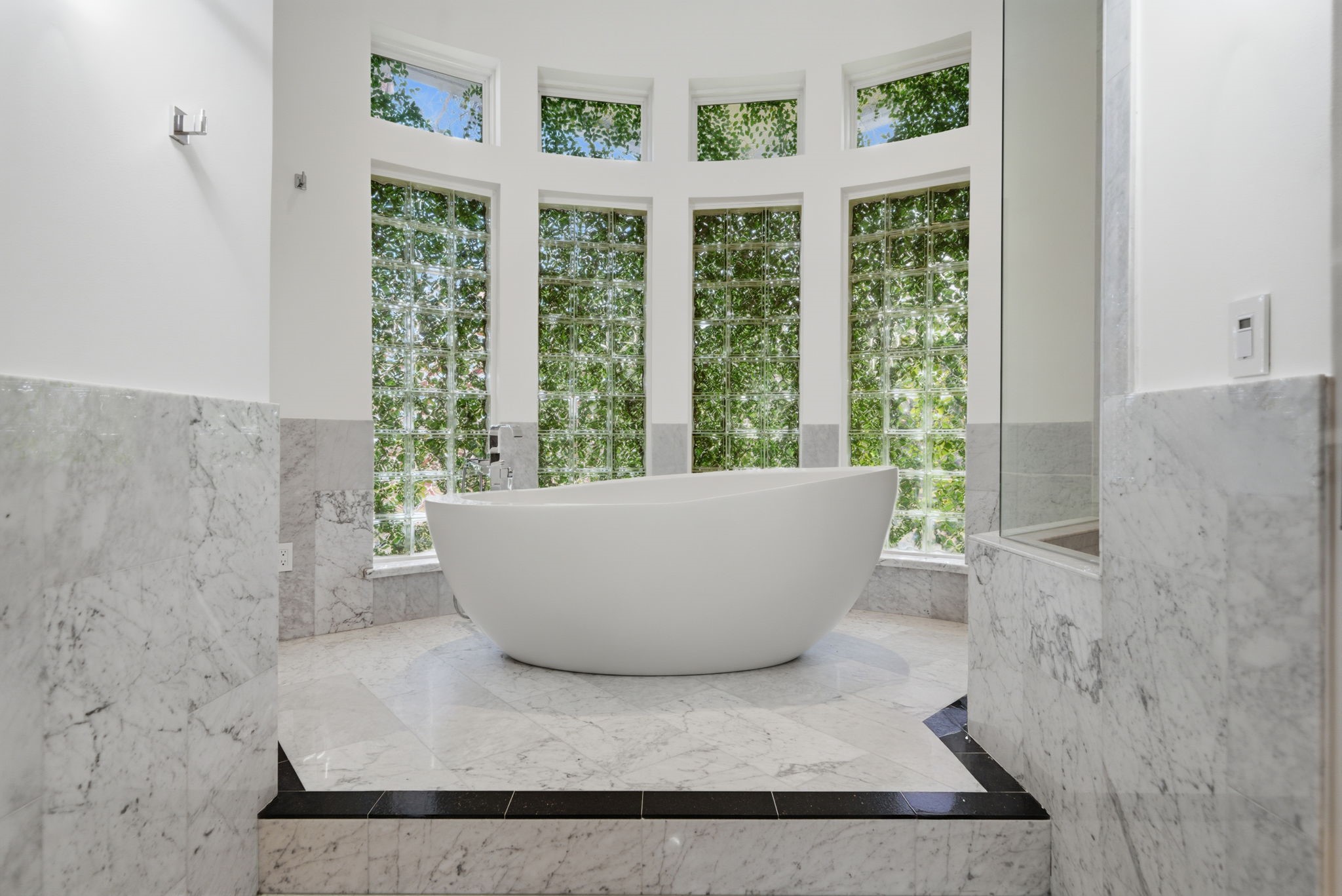 3 Farington Way The Woodlands, TX 77382 - Photo 24 of 49 a living room with a couch