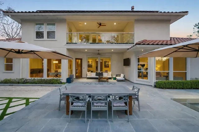a view of a dinning table and chairs in the patio