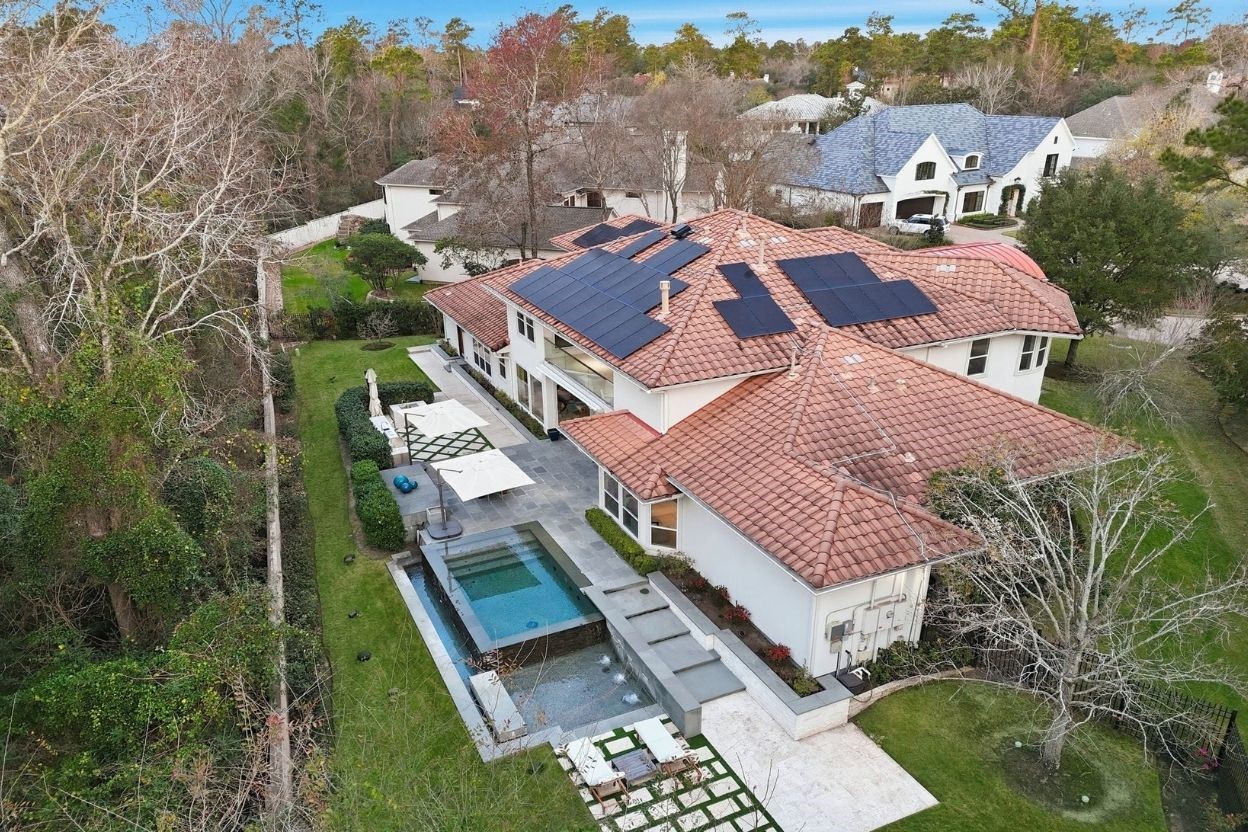 3 Farington Way The Woodlands, TX 77382 - Photo 44 of 49 an aerial view of a house with a garden
