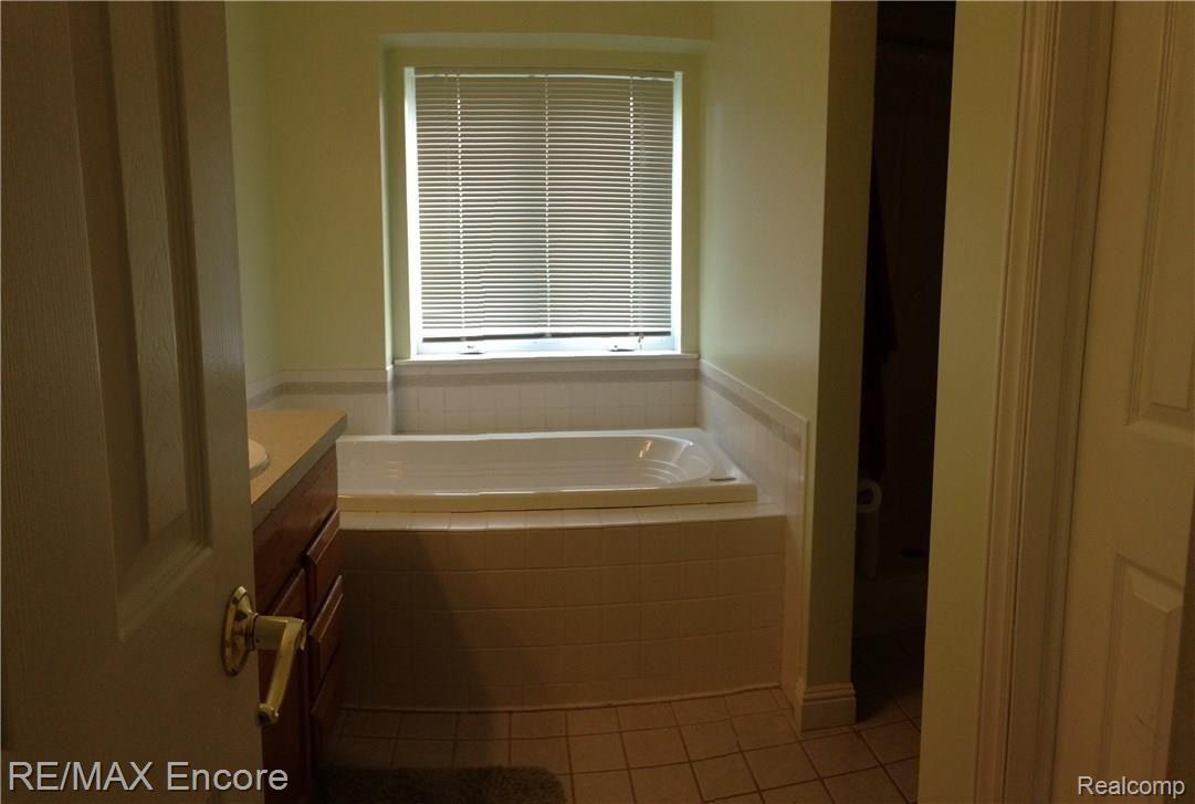 2323 Hummer Lake Road Oxford, MI 48371 - Photo 12 of 44 Master bath (1).JPG