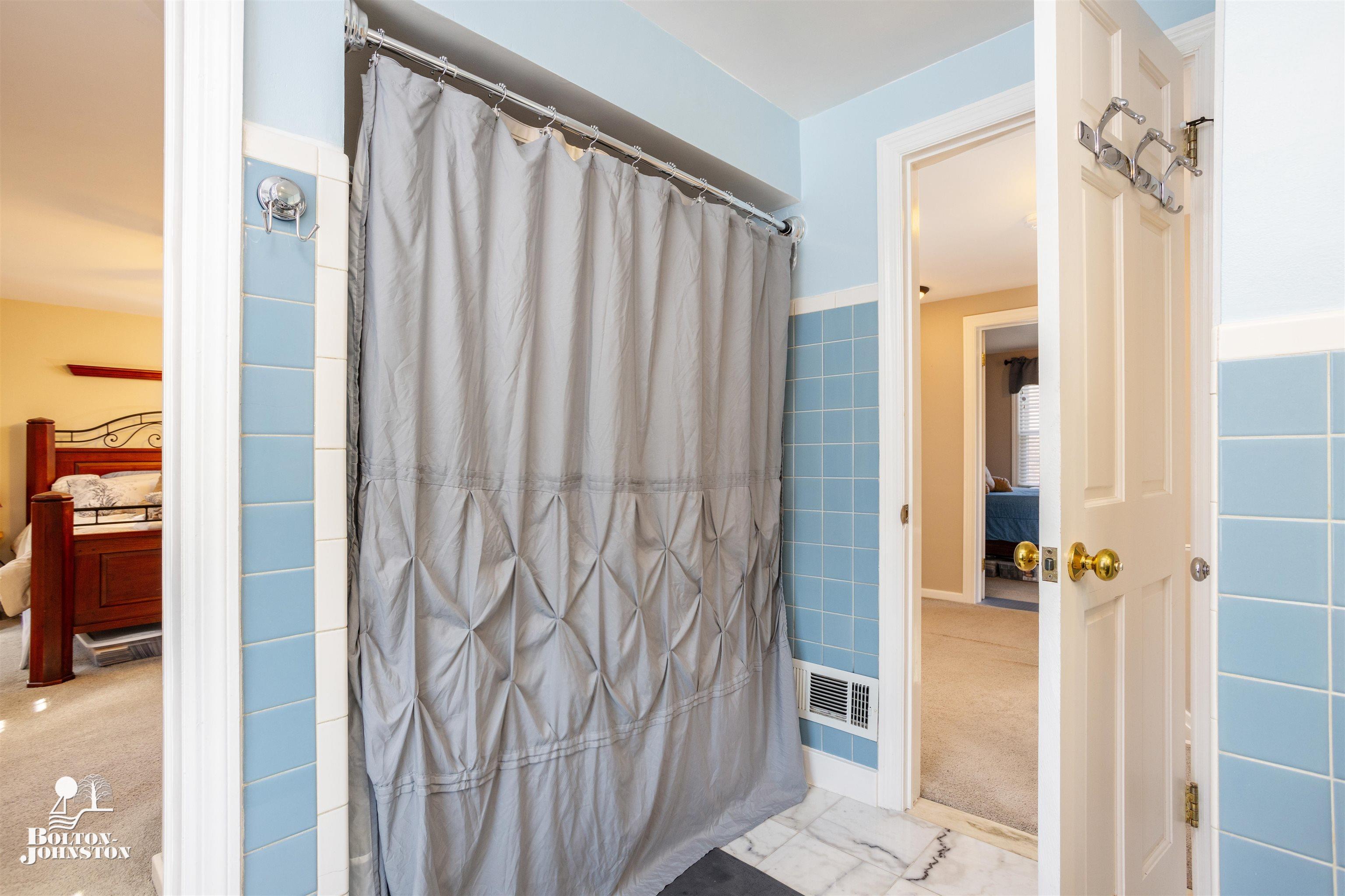 454 Fisher Road Grosse Pointe, MI 48230 - Photo 23 of 41 50135331-692e2a23-269f-407a-a3c2-40c1c3a6899a.JPG