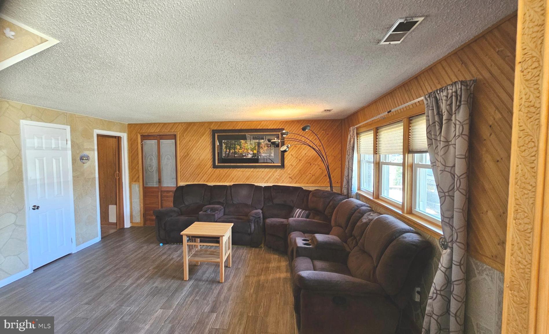125 Colonial Road Edgewater Park, NJ 08010 - Photo 4 of 43 Living Room