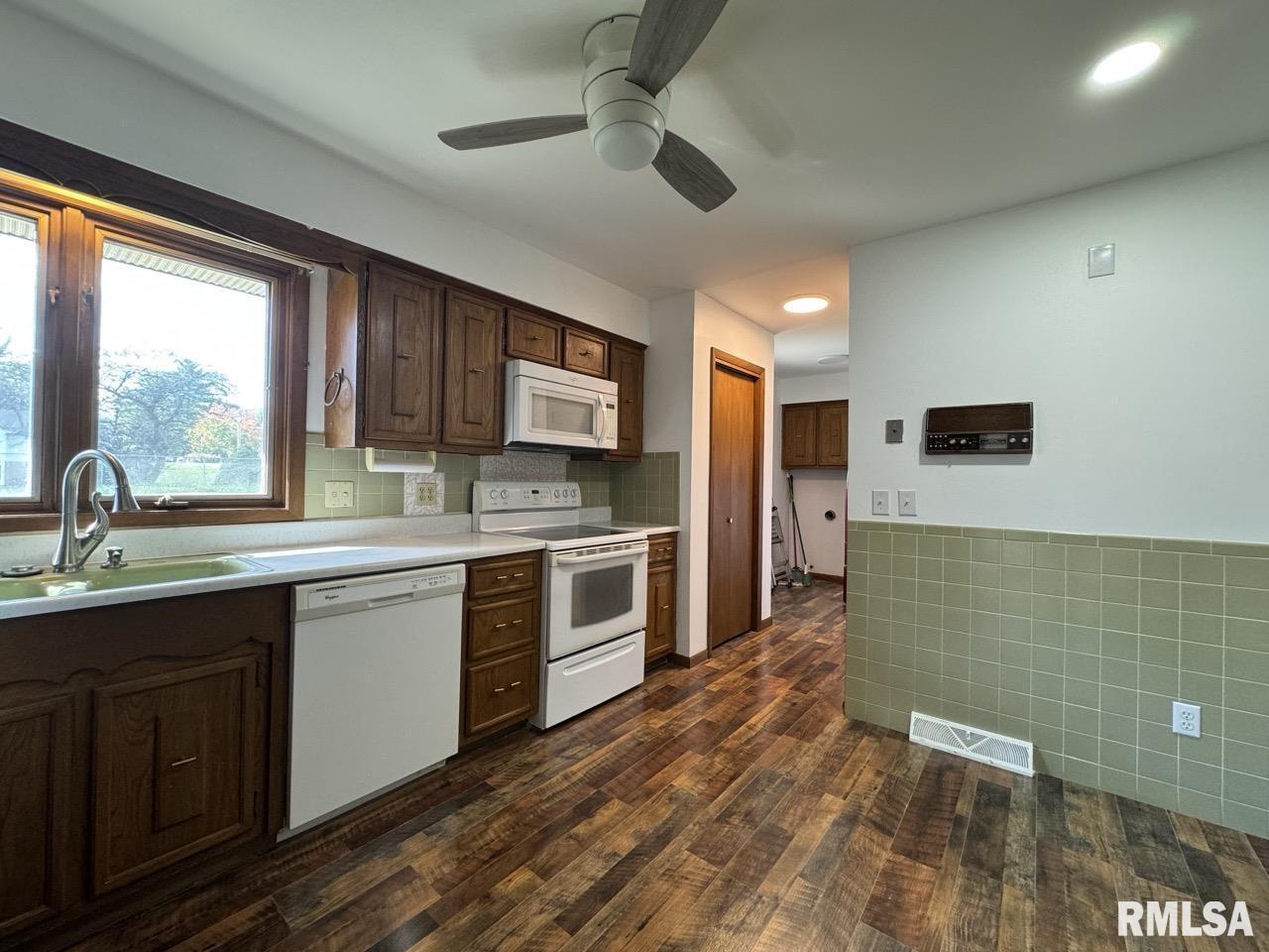 3816 Ridgewood Drive Davenport, IA 52807 - Photo 11 of 22