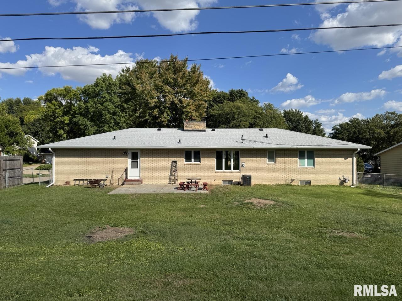 3816 Ridgewood Drive Davenport, IA 52807 - Photo 2 of 22