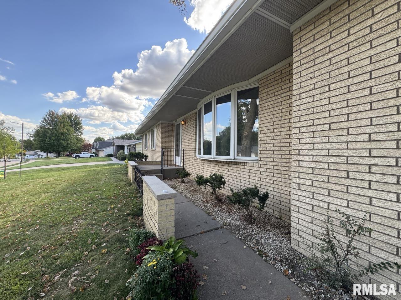 3816 Ridgewood Drive Davenport, IA 52807 - Photo 5 of 22