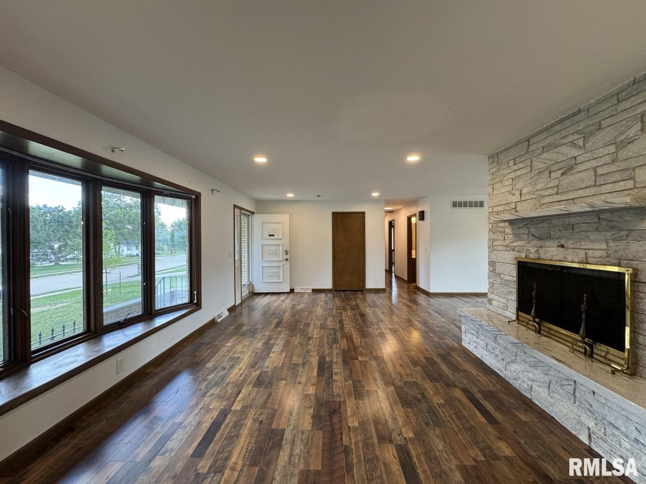 3816 Ridgewood Drive Davenport, IA 52807 - Photo 7 of 22
