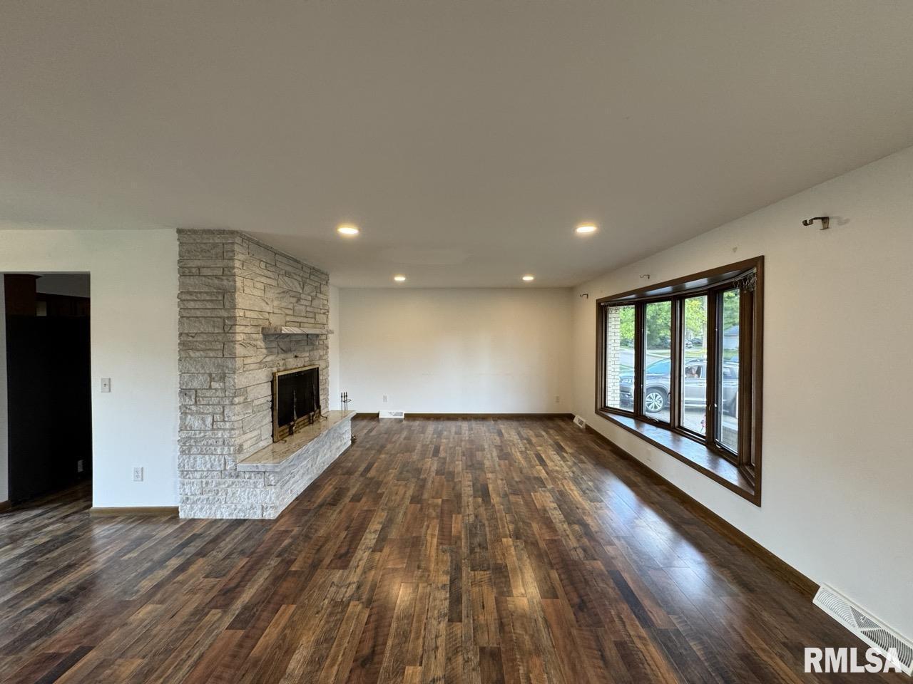 3816 Ridgewood Drive Davenport, IA 52807 - Photo 9 of 22