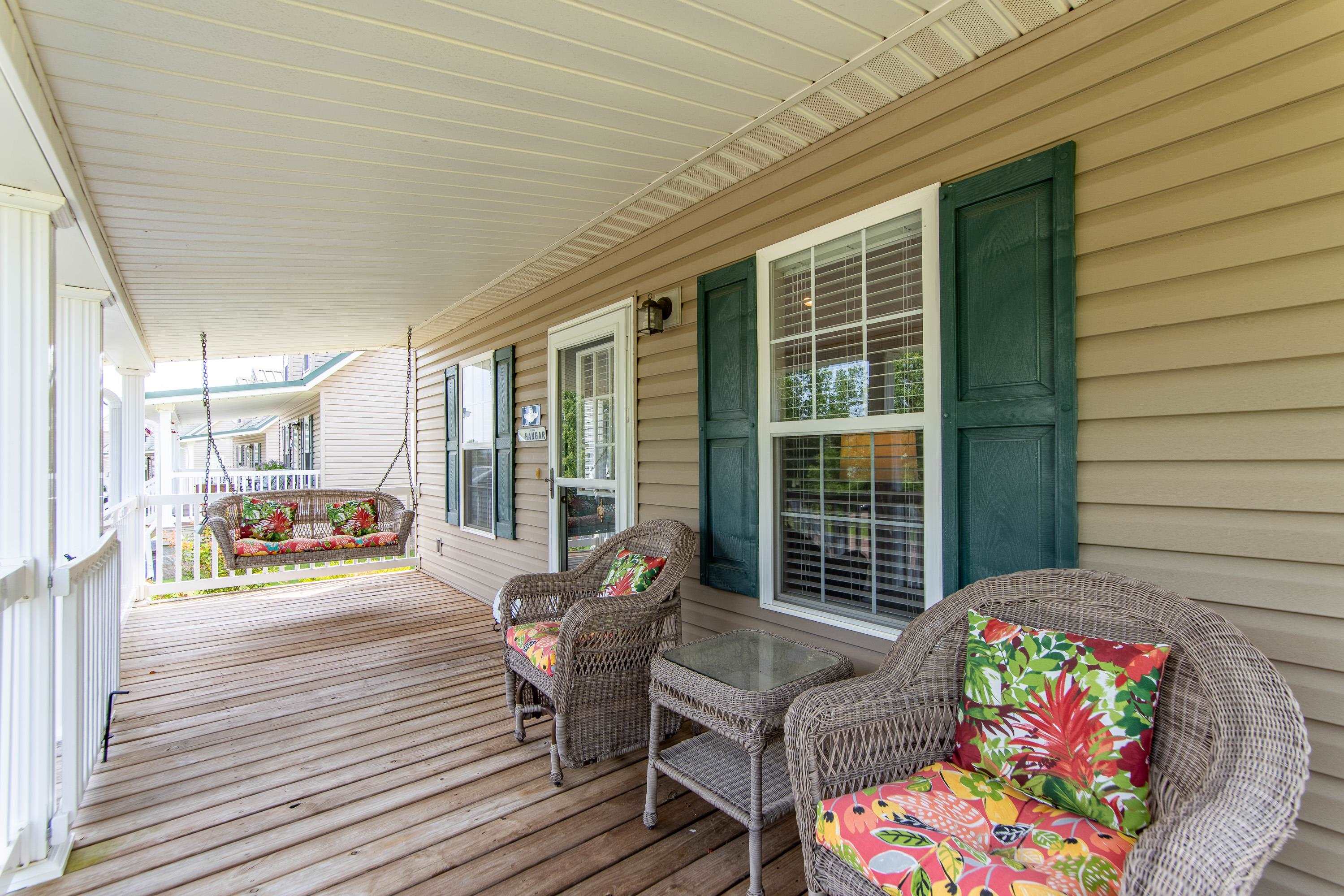 14 Cumberland Circle Iuka, MS 38852 - Photo 22 of 25 a balcony with furniture and a potted plant
