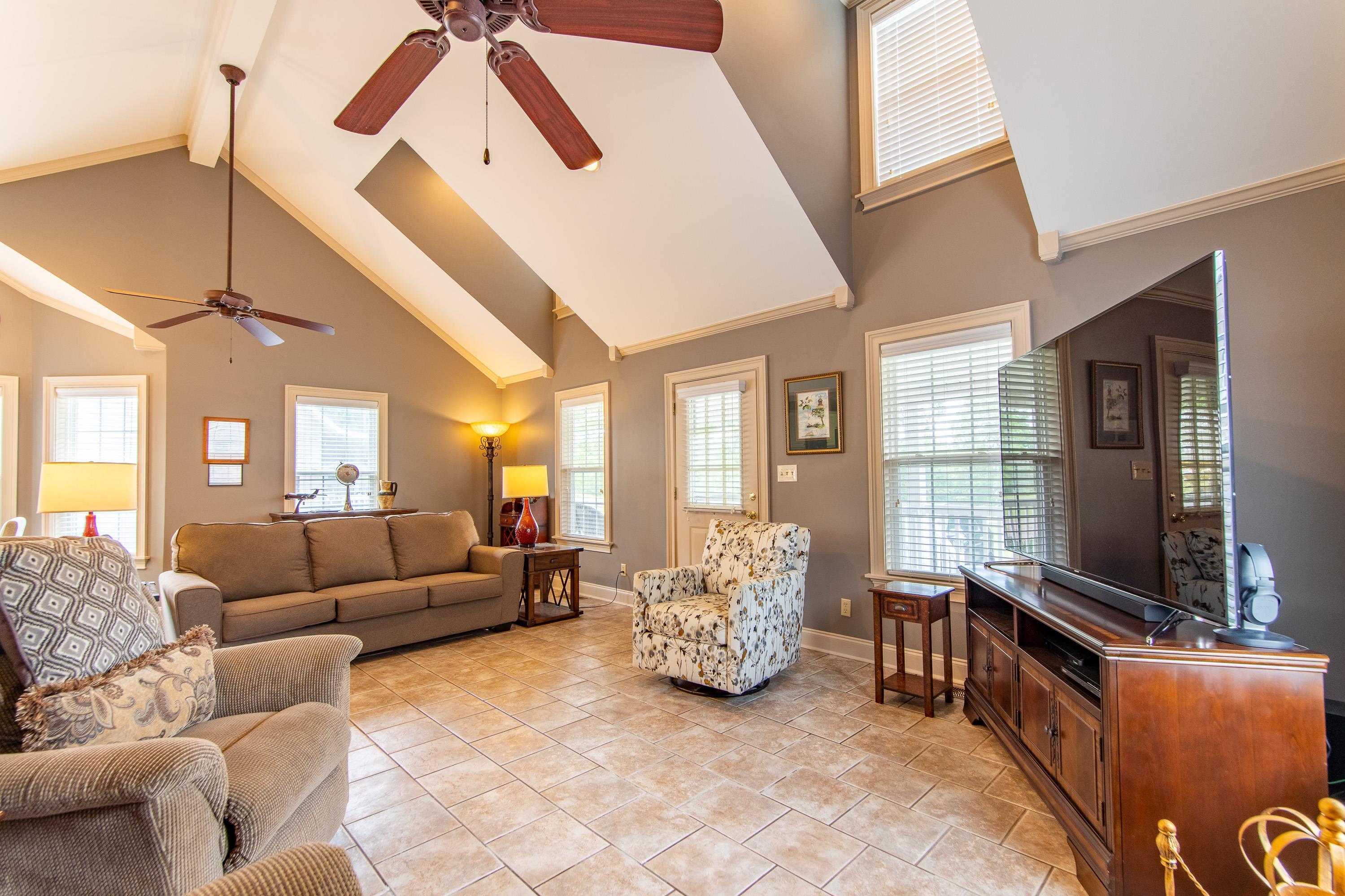 14 Cumberland Circle Iuka, MS 38852 - Photo 3 of 25 a living room with furniture and a large window