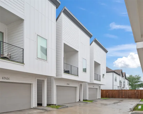 $2,350 | 6742 Peerless Street, Unit B, Houston, TX 77021