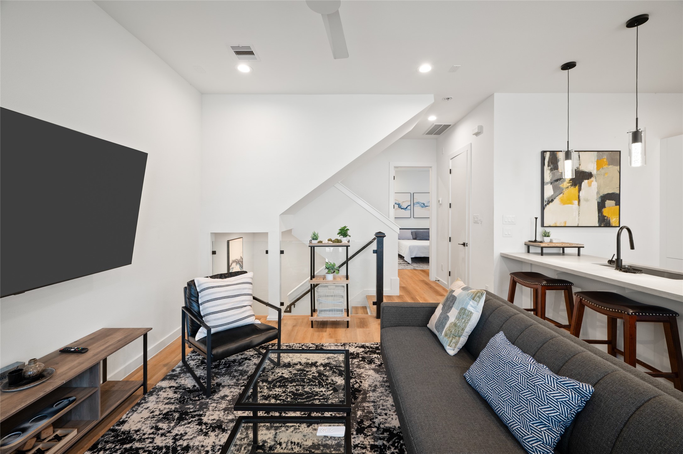 6742 Peerless Street, Unit B Houston, TX 77021 - Photo 11 of 30 a living room with furniture and a flat screen tv