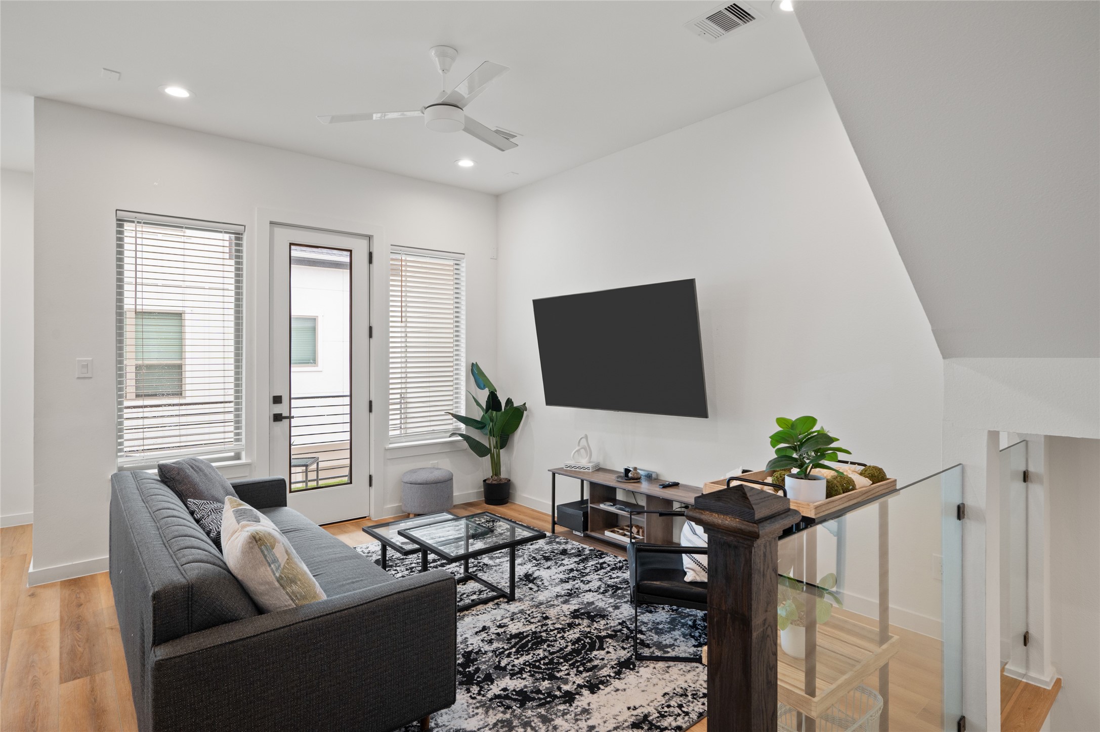 6742 Peerless Street, Unit B Houston, TX 77021 - Photo 18 of 30 a living room with furniture and a flat screen tv
