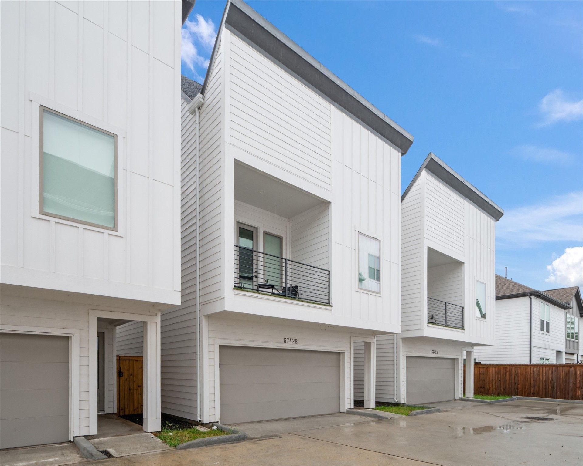 6742 Peerless Street, Unit B Houston, TX 77021 - Photo 2 of 30 a front view of a house with garage