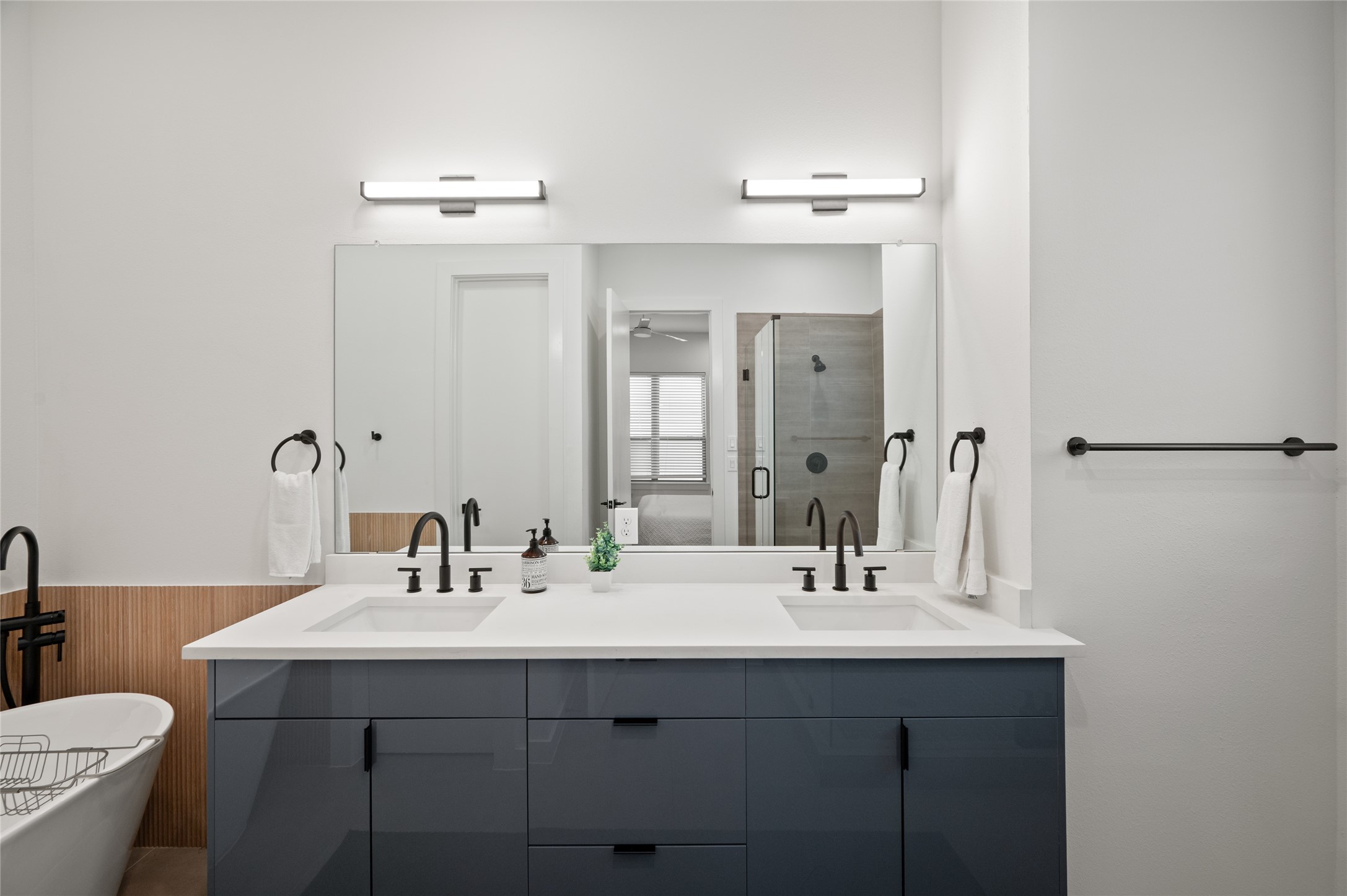 6742 Peerless Street, Unit B Houston, TX 77021 - Photo 22 of 30 a bathroom with a sink and a mirror