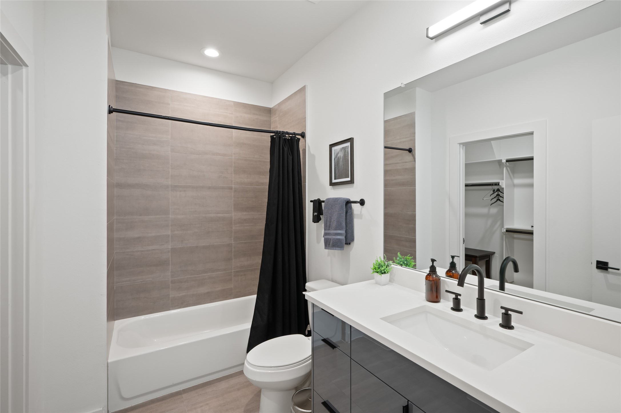 6742 Peerless Street, Unit B Houston, TX 77021 - Photo 30 of 30 a bathroom with a sink a toilet and shower